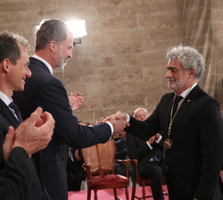 Su Majestad el Rey hace entrega de la medalla a José María Sobrino, premio en Protección en Medio Ambiente