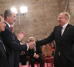 Su Majestad el Rey hace entrega de la medalla a Aníbal Ollero, premio en Nuevas Tecnologías