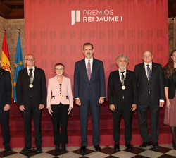 Su Majestad el Rey junto a premiados de la 31ª edición de los "Premios Rei Jaume I"