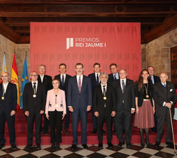 Su Majestad el Rey junto a los premiados, autoridades y miembros del Patronato y patrocinadores de la Fundación Premios Rei Jaume I