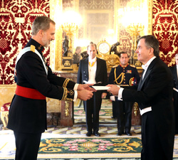 Su Majestad el Rey recibe la Carta Credencial de manos del embajador de la República de Chile, Sr. Roberto Ampuero Espinoza