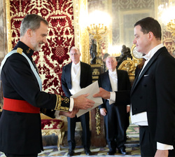 Su Majestad el Rey recibe la Carta Credencial de manos del embajador de Hungría, Sr. László Odrobina