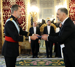 Su Majestad el Rey recibe la Carta Credencial de manos del embajador de la República de Iraq, Sr. Adel Mustafa Kamil Alkurdi