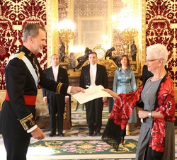 Su Majestad el Rey recibe la Carta Credencial de manos de la embajadora del Estado de Israel, Sra. Rodica Radian-Gordon