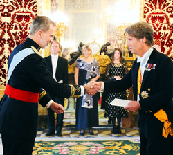 Su Majestad el Rey recibe la Carta Credencial de manos del embajador del Reino de los Países Bajos, Sr. Jan Theophile Versteeg