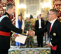 Su Majestad el Rey recibe la Carta Credencial de manos del embajador del Reino de Suecia, Sr. Teppo Markus Tauriainen