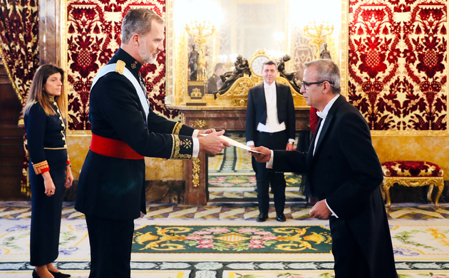 Su Majestad el Rey recibe la Carta Credencial de manos del embajador de la República de Albania, Sr. Gazmend Barbullushi