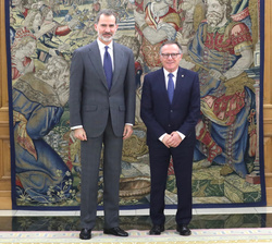 Su Majestad el Rey junto al presidente de la Ciudad Autónoma de Melilla, Eduardo de Castro González