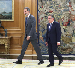 Su Majestad el Rey con el presidente de la Ciudad Autónoma de Melilla, Eduardo de Castro González
