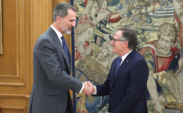 Su Majestad el Rey recibe el saludo del presidente de la Ciudad Autónoma de Melilla, Eduardo de Castro González