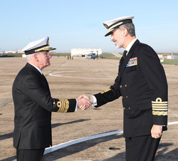 Su Majestad el Rey recibe el saludo del Almirante jefe de estado Mayor de la Armada (AJEMA), Almirante General Teodoro Esteban López Calderón