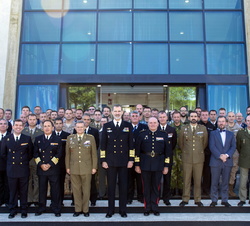 Su Majestad el Rey junto al personal del Cuartel General Operacional (ES-OHQ) Atalanta
