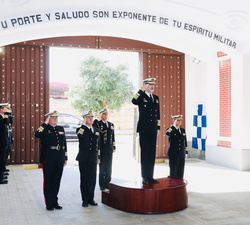 Su Majestad el Rey recibe honores a su llegada al Cuartel General de la Fuerza de Infantería de Marina en San Fernando