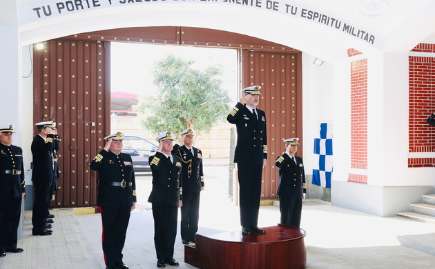 Su Majestad el Rey recibe honores a su llegada al Cuartel General de la Fuerza de Infantería de Marina en San Fernando