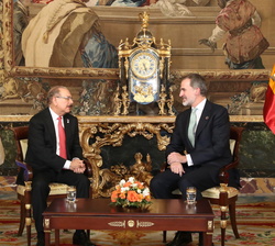 Don Felipe conversa con el Presidente de la República Dominicana, Excmo. Sr. Danilo Medina