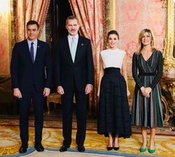Sus Majestades los Reyes junto al Presidente del Gobierno y Doña Begoña Gómez