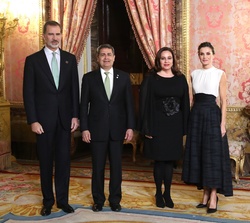 Sus Majestades los Reyes junto a Sus Excelencias el Presidente de la República de Honduras y Señora Ana García