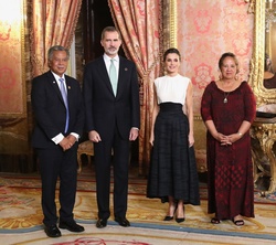 Sus Majestades los Reyes junto al Excmo. Sr. Primer Ministro de las Islas Cook y Señora Akaiti Puna