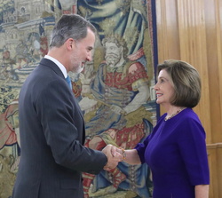 Su Majestad el Rey recibe el saludo de la Presidenta de la Cámara de Representantes de los Estados Unidos de América, Sra. Nancy Pelosi 