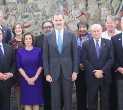 Fotografía de grupo de Su Majestad el Rey con la Presidenta Nancy Pelosi, acompañados por una delegación de la Cámara de Representantes de los Estados