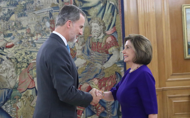 Su Majestad el Rey recibe el saludo de la Presidenta de la Cámara de Representantes de los Estados Unidos de América, Sra. Nancy Pelosi 