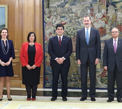Fotografía de grupo del Rey con el Presidente de Costa Rica, el secretario de Estado de Cooperación Internacional y para Iberoamérica y el Caribe, la 