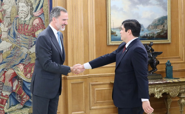 Su Majestad el Rey recibe el saludo del Presidente de la República de Costa Rica, Sr. Carlos Alvarado