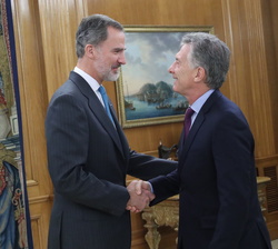 Su Majestad el Rey recibe el saludo del Presidente de la República de Argentina, Sr. Mauricio Macri