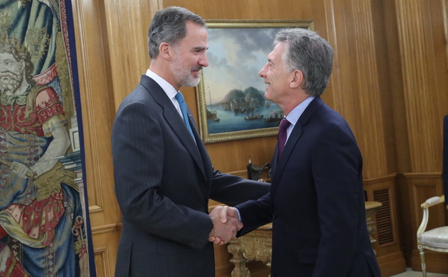 Su Majestad el Rey recibe el saludo del Presidente de la República de Argentina, Sr. Mauricio Macri