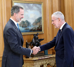 Su Majestad el Rey recibe el saludo del presidente federal de la República de Austria, Sr. Alexander Van der Bellen