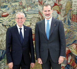 Su Majestad el Rey junto al presidente federal de la República de Austria, Sr. Alexander Van der Bellen