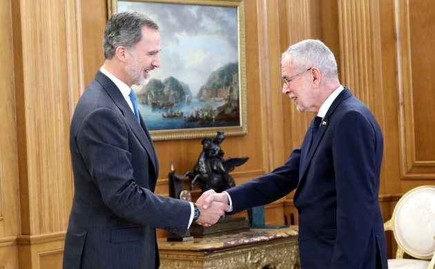 Su Majestad el Rey recibe el saludo del presidente federal de la República de Austria, Sr. Alexander Van der Bellen