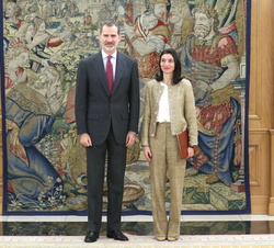 Su Majestad el Rey acompañado por la presidenta del Senado, María Pilar Llop Cuenca
