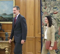 Su Majestad el Rey acompañado por la presidenta del Senado, María Pilar Llop Cuenca, se dirigen al despacho de Don Felipe