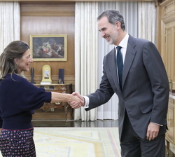 Su Majestad el Rey recibe el saludo de la representante de En Común-Unidas Podemos, Doña Yolanda Díaz Pérez