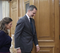 Su Majestad el Rey se dirige a su despacho con la representante de En Común-Unidas Podemos, Doña Yolanda Díaz Pérez