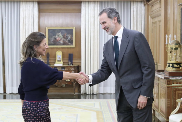 Su Majestad el Rey recibe el saludo de la representante de En Común-Unidas Podemos, Doña Yolanda Díaz Pérez