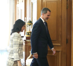 Su Majestad el Rey se dirige a su despacho con la representante de Ciudadanos-Partido de la Ciudadanía, Doña Inés Arrimadas García