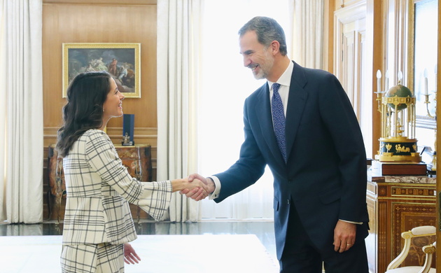 Su Majestad el Rey recibe el saludo de la representante de Ciudadanos-Partido de la Ciudadanía, Doña Inés Arrimadas García