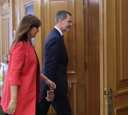 Su Majestad el Rey se dirige a su despacho con la representante de Junts (Junts per Catalunya-Junts), Doña Laura Borrás Castanyer