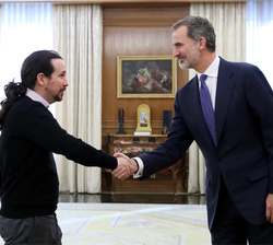 Su Majestad el Rey recibe el saludo del representante de Podemos (Unidas Podemos), Don Pablo Iglesias Turrión