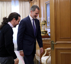 Su Majestad el Rey se dirige a su despacho con el representante de Podemos (Unidas Podemos), Don Pablo Iglesias Turrión