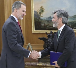 Don Felipe recibe el saludo de Carlos Lesmes Serrano, presidente del Tribunal Supremo y del Consejo General del Poder Judicial