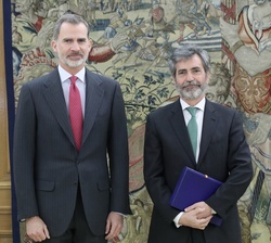 Su Majestad el Rey junto al presidente del Tribunal Supremo y del Consejo General del Poder Judicial, Carlos Lesmes Serrano