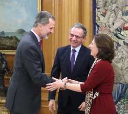 Su Majestad el Rey recibe el saludo de la presidenta y consejera delegada de HP España, Helena Herrero Starkie