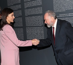 Su Majestad la Reina a su llegada al Palacio Real de Madrid, recibe el saludo del comisario de la exposición, Fernando Checa 