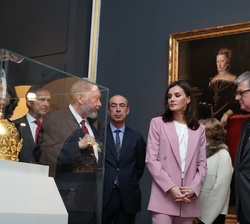 Doña Letizia frente a una de las piezas expuesta, durante su visita