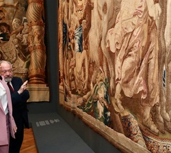 Doña Letizia frente a una de las obras de la exposición "La otra Corte. Mujeres de la Casa de Austria en los monasterios reales de Las Descalzas 