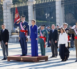 Sus Majestades los Reyes en la Plaza de la Armería del Palacio Real recibiendo los Honores Militares