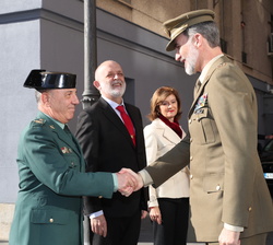 Don Felipe es saludado por el Teniente General Fernando Santé Soler, Jefe del Mando de Operaciones en presencia de la secretaria de Estado de Seguridad y del director general de la Guardia Civil